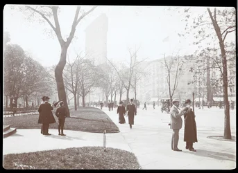 Fußgänger auf dem Bürgersteig am Rand des Madison Square Parks, New York, ca. 1893